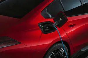 BMW sẽ trả tiền sạc xe điện cho chủ sở hữu trong giờ thấp điểm