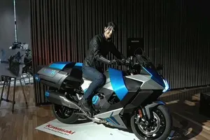 Khám phá xe máy tay ga chạy bằng hydro đầu tiên