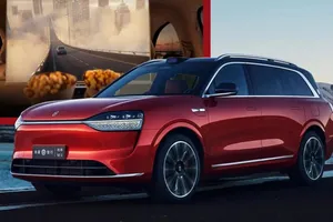 Độc đáo ô tô điện SUV với nhiều màn hình và máy chiếu phim