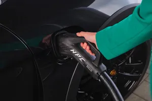 Các nhà sản xuất ô tô cầu xin nới lỏng các quy định tìm nguồn cung ứng pin