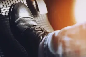 Làm thế nào để bạn dừng một chiếc xe bị hỏng phanh?