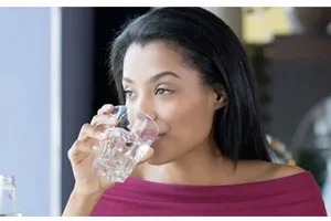 6 điều nên và không nên làm để giữ đủ nước dưới cái nắng gay gắt