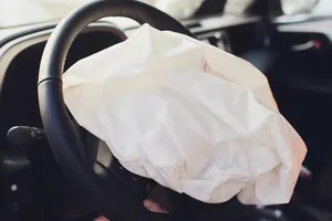 Phải làm gì sau khi túi khí xe ô tô bị bung ra?
