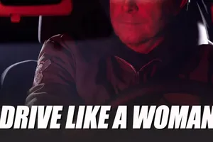 Pháp tổ chức chiến dịch kêu gọi đàn ông 'lái xe như phụ nữ' để an toàn hơn