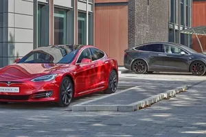 Chương trình giảm giá 'điên cuồng' của Tesla khiến người mua hàng châu Âu hoảng sợ