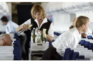 Tránh uống rượu trên máy bay vì có thể gây nguy hiểm cho sức khỏe