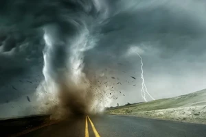 Những sai lầm lái xe cần tránh khi có lốc xoáy