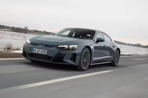 Xe điện đã qua sử dụng và xe chạy bằng xăng, loại nào giữ giá tốt hơn?