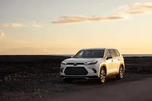 Thương hiệu Toyota tạm dừng sản xuất 2 mẫu xe SUV, thu hồi 145.000 xe