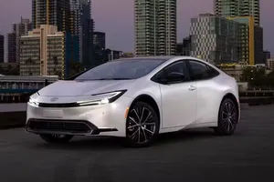 Toyota có thể sẽ chỉ sản xuất ô tô hybrid và loại bỏ các loại động cơ đốt