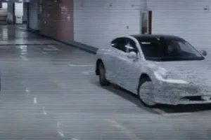 Khám phá mẫu xe điện có thể trượt ngang vào chỗ đỗ xe