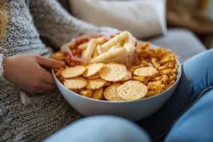 Ăn nhiều đồ ăn vặt có thể làm suy giảm trí nhớ và tăng nguy cơ đột quỵ?