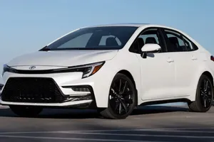 Toyota corolla 2025 vẫn có giá khởi điểm 550 triệu đồng và bổ sung thêm phiên bản đặc biệt FX