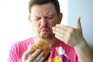 Ăn khuya và nguy cơ tiềm ẩn cho sức khoẻ tim mạch