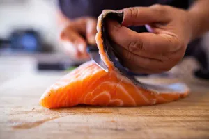 Điều gì xảy ra với cơ thể bạn khi bạn ăn da cá hồi?