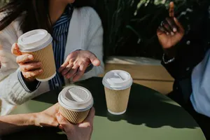 Cà phê hay nước tăng lực: Loại nào tốt hơn cho nhu cầu caffeine?