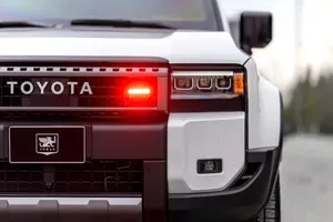 Bất ngờ với xe Toyota Land Cruiser bọc thép, chống đạn và lựu đạn