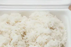 Vì sao nên hạn chế bảo quản cơm quá nóng trong hộp nhựa?