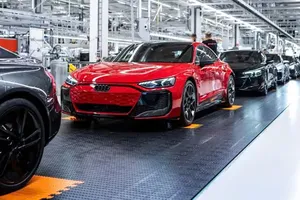 Nhiều nhà sản xuất ô tô phải tạm dừng giao hàng tại Mỹ