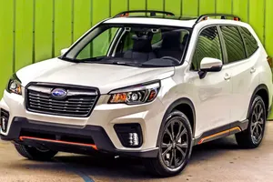 Thị trường ô tô cũ nguồn cung khan hiếm, sức mua vẫn bùng nổ