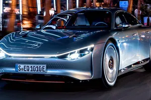 Mercedes-Benz hé lộ công nghệ sơn năng lượng mặt trời và phanh vĩnh cửu