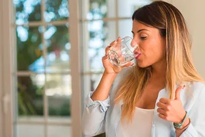 Mùa hè nắng nóng nên uống bao nhiêu nước mỗi ngày là đủ?