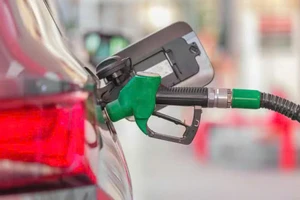 Đổ xăng quá đầy bình: Những hậu quả nguy hiểm ít ai ngờ tới