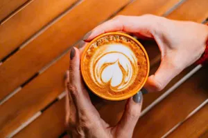 Caffeine lưu lại trong cơ thể bao lâu? Những yếu tố ảnh hưởng và cách giảm tác dụng phụ