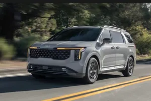 Điểm mặt những 'quái vật tốc độ' mang hình hài minivan