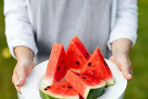 10 thực phẩm và đồ uống cấp nước giúp bảo vệ sức khỏe tim mạch