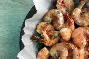 Ăn tôm thường xuyên có làm tăng cholesterol máu?