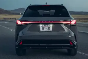 SUV hạng sang thống trị 2025: Lexus RX, BMW X5 dẫn đầu doanh số