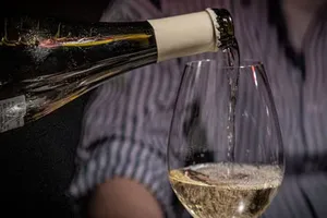 Uống nhiều rượu bia khiến xuất huyết não xảy ra sớm hơn 11 tuổi, xuất huyết nặng hơn 70%