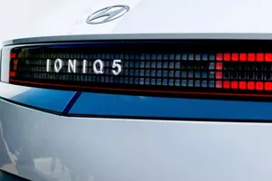 Giá xe cũ tăng trở lại: Vì sao xe điện cũ lại bán chạy hơn xe xăng?