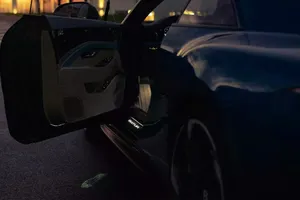 Choáng với cửa xe Bentley biết ‘nhảy múa’ theo yêu cầu của đại gia