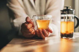 Mất 90% chất bổ từ bữa ăn chỉ vì thói quen uống trà kiểu này