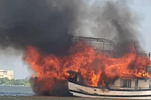 Tàu du lịch bốc cháy ngùn ngụt trên sông