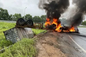 Xe đầu kéo bốc cháy trên cao tốc Hà Nội - Hải Phòng