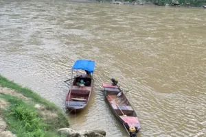 Lật thuyền trên sông Chảy khiến 5 người bị cuốn trôi