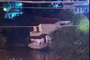 Lạng Sơn: Mưa lớn làm 3 ngôi nhà bị sụt lún xuống sông trong đêm