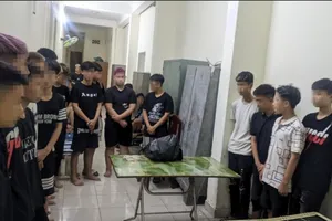 Khởi tố 17 bị can mang hung khí gây rối trật tự công cộng