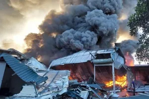 Cháy lớn phá hủy 1 cơ sở sản xuất nhựa ở Quảng Ninh