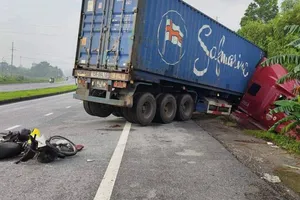 Xe container lao xuống lề đường sau khi tông 1 phụ nữ chạy xe máy