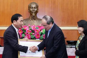 Bí thư Thái Nguyên trao 1 tỉ đồng giúp đồng bào vùng lũ