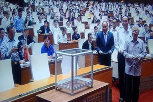 Bỏ phiếu kín miễn nhiệm hai thành viên Chính phủ