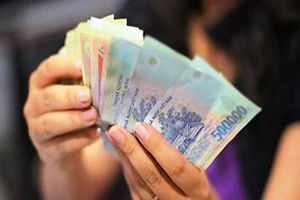 Từ 2021: Lương nhà nước bằng lương doanh nghiệp