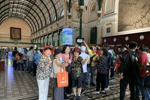 Do ảnh hưởng của COVID-19, ước tính ngành du lịch thiệt hại khoảng 7 tỉ USD. Trong ảnh: Khách du lịch quốc tế tham quan TP.HCM. Ảnh: TÚ UYÊN