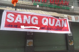 Nhiều doanh nghiệp thiệt hại nặng nề do dịch Covid-19 nên đành đóng cửa, sang quán- Ảnh: Tú Uyên 