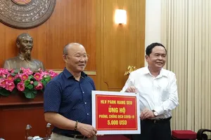 HLV Park Hang-seo ủng hộ 5.000 USD chống dịch COVID-19