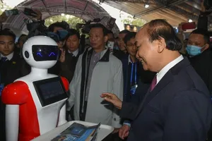 Thủ tướng Nguyễn Xuân Phúc thăm các gian hàng tại triển lãm quốc tế đổi mới sáng tạo Việt Nam 2021. Ảnh: VGP/Quang Hiếu